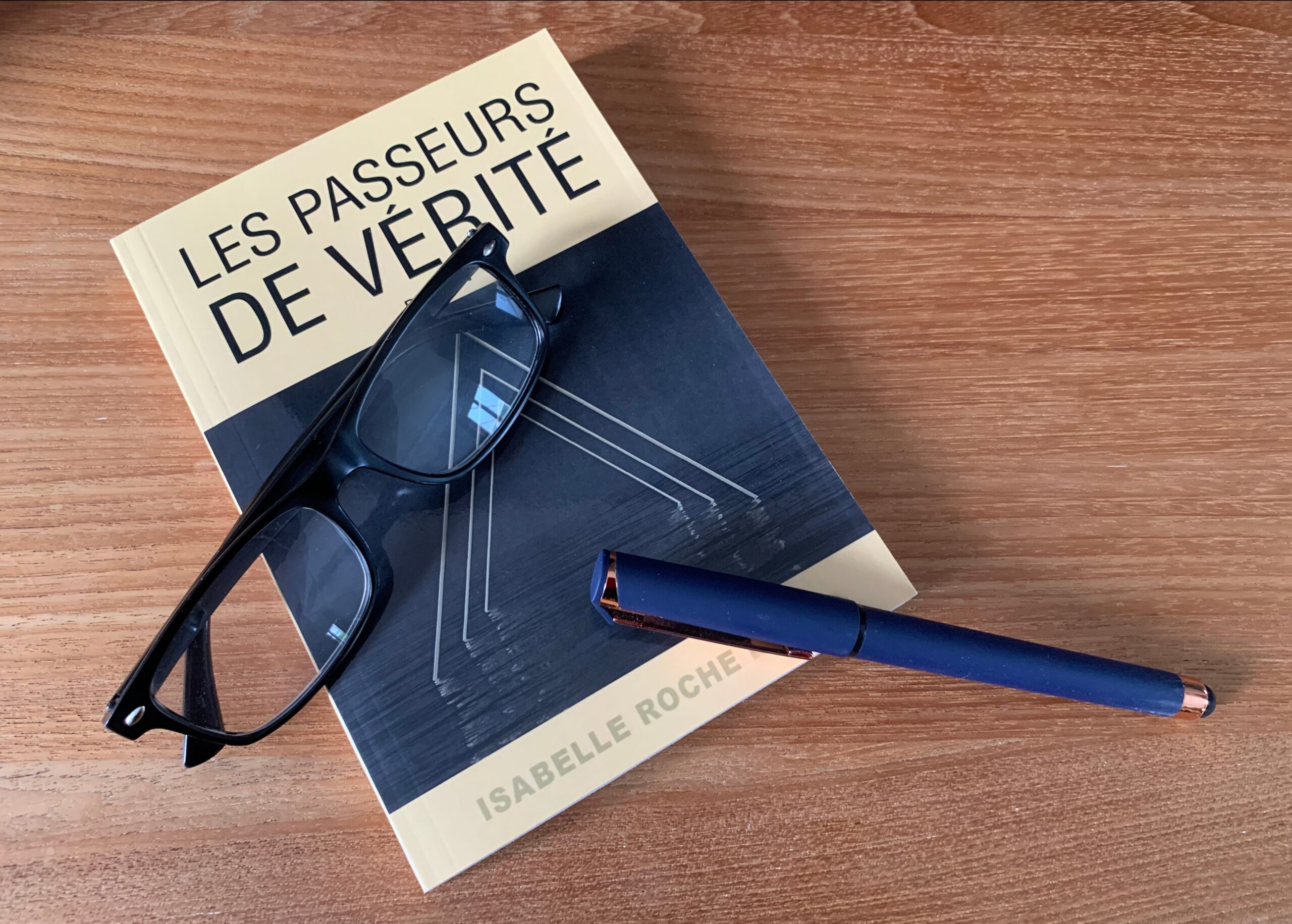 Photo de la couverture de la première édition du roman "Les Passeurs de vérité" avant sa réécriture.