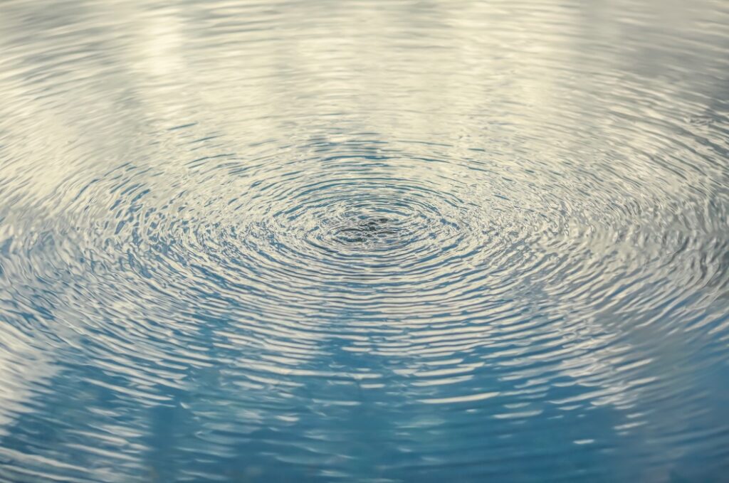 Cercles concentriques à la surface de l’eau, évoquant le changement et la liberté