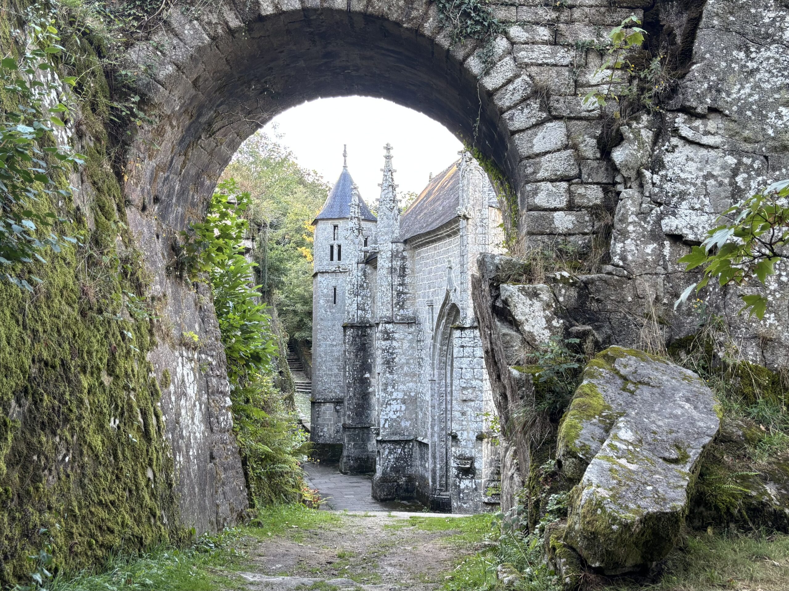 Chapelle de Sainte-Barbe au Faouët, entourée de rochers et de verdure, lieu mystérieux inspirant le conte de Wilkenn