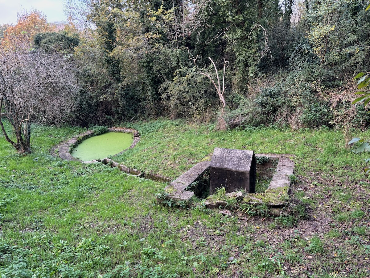 Fontaine près de la chapelle Saint-Guinal, dans la forêt de Kerfany-les-Pins