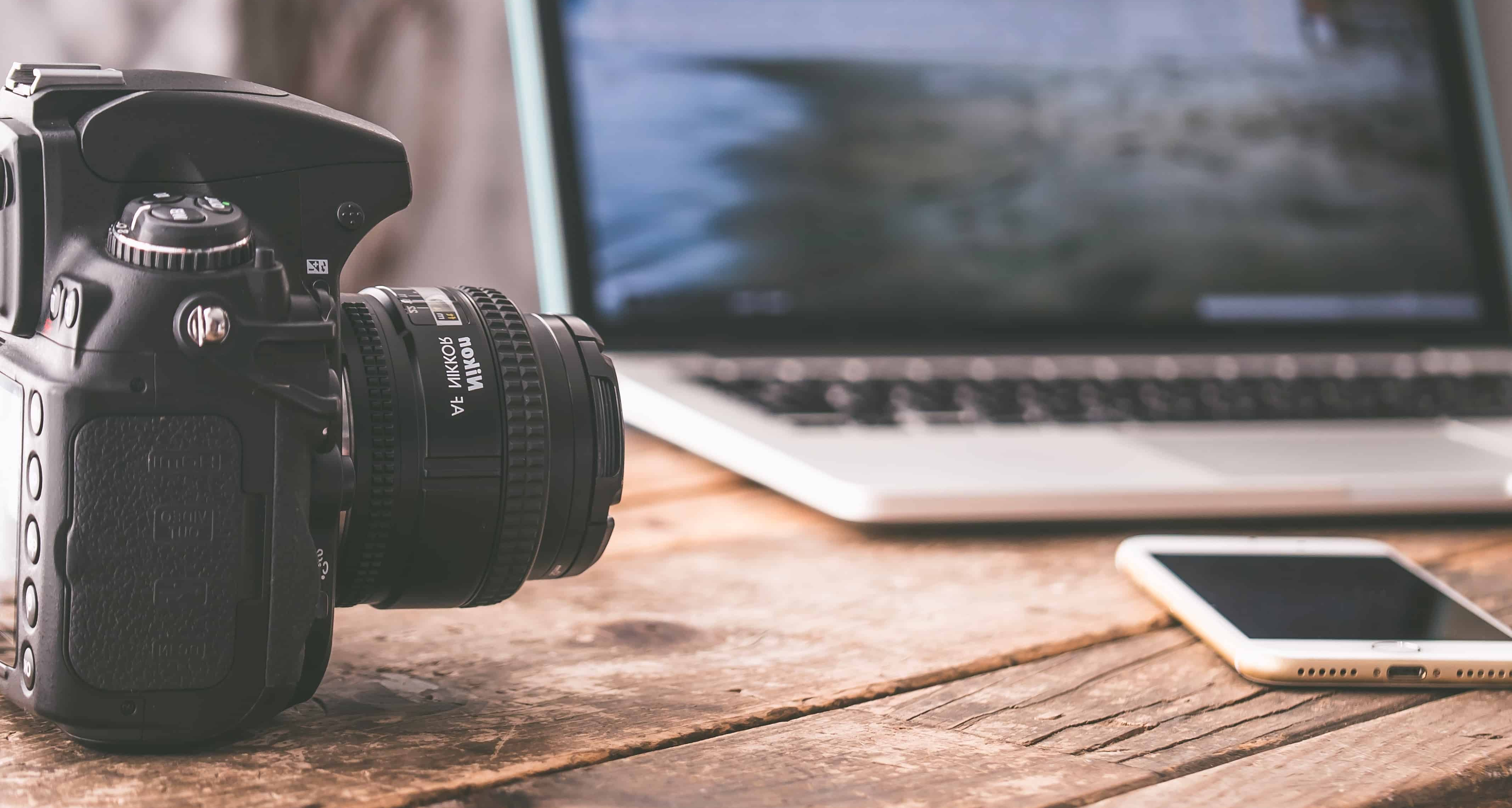 Appareil photo et ordinateur illustrant la rubrique Instantanés