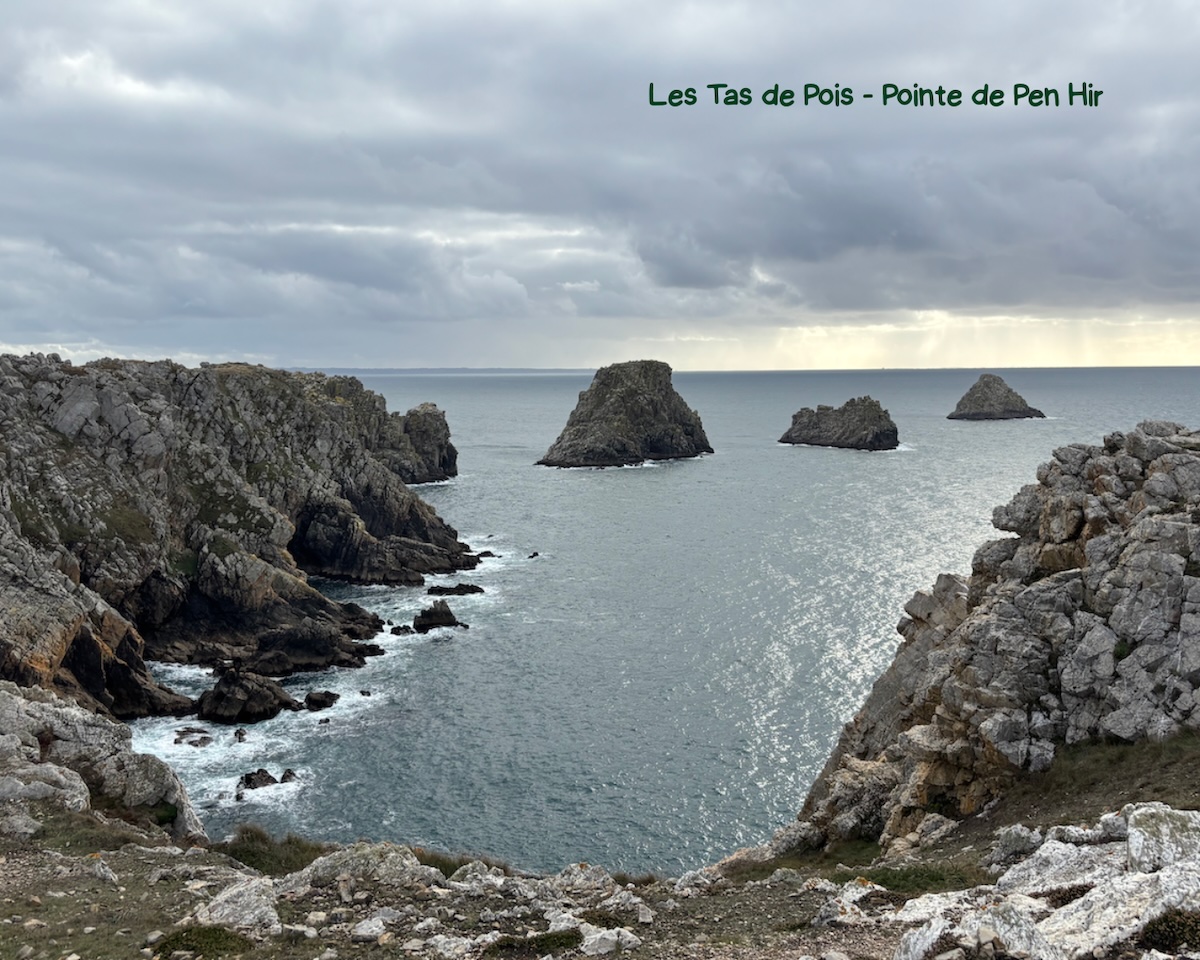 Falaises de la pointe de Pen Hir et Tas de Pois sous un ciel nuageux en presqu’île de Crozon