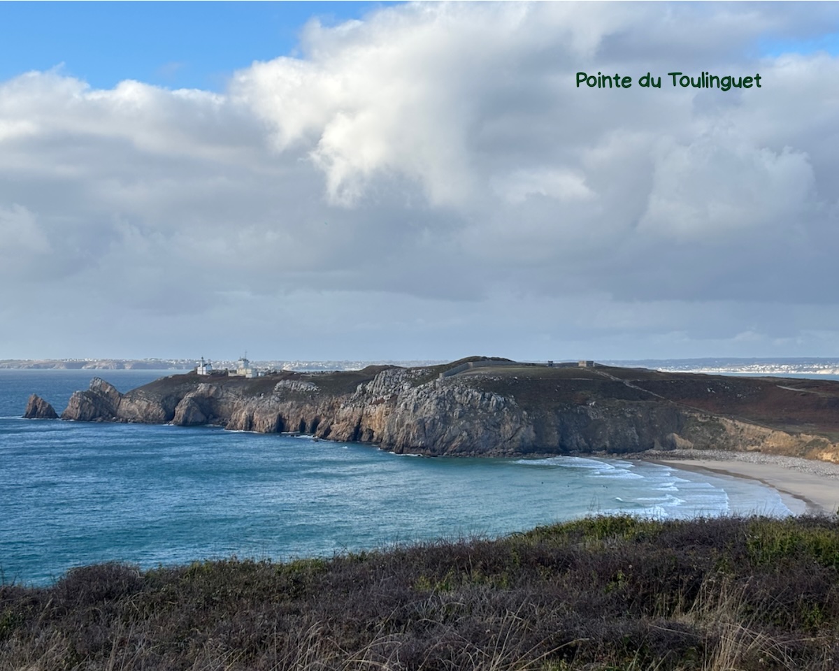 Vue sur la pointe du Toulinguet et la plage au pied des falaises, Camaret-sur-Mer