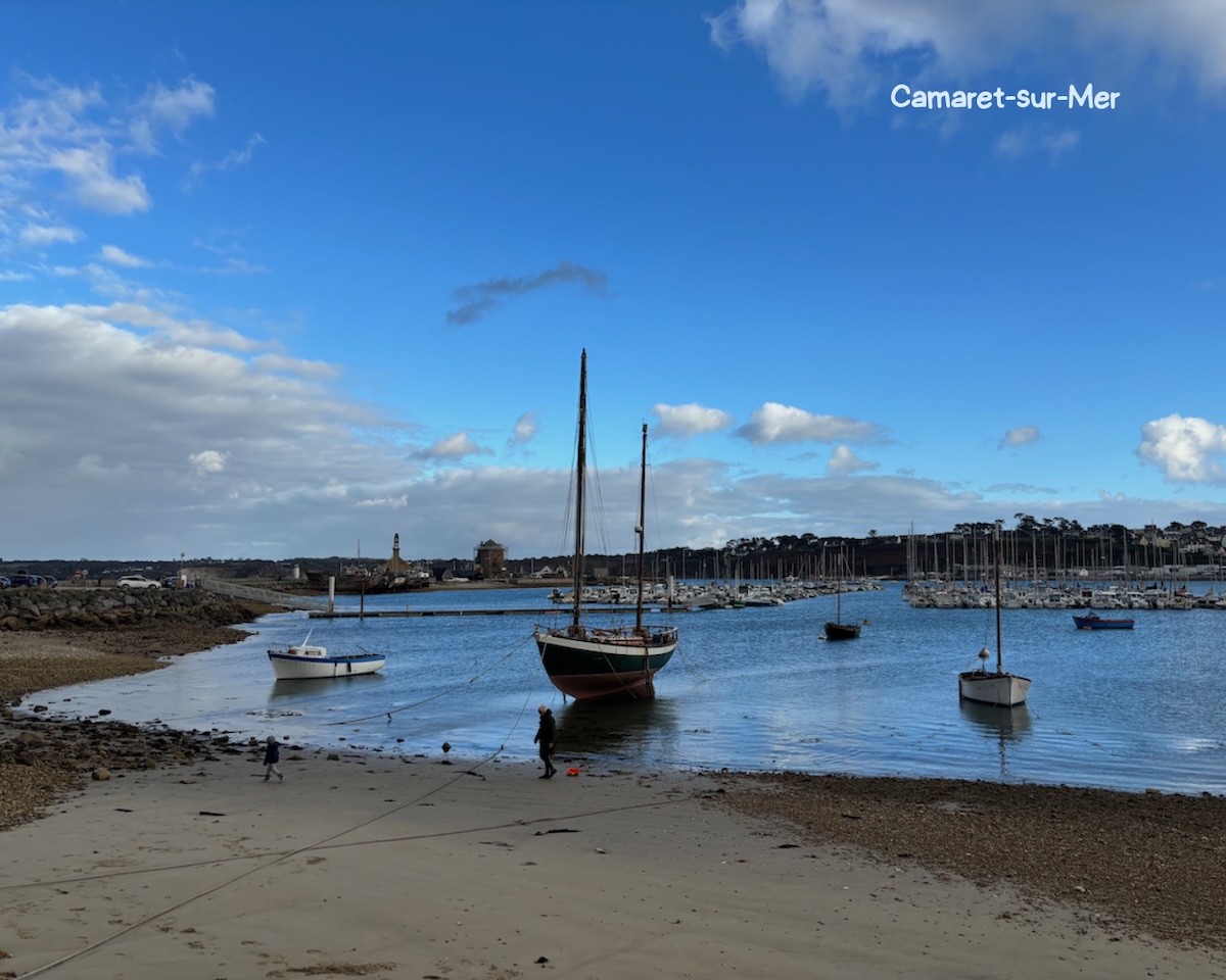Bateaux au mouillage sur la grève à Camaret-sur-Mer sous un ciel bleu d’automne