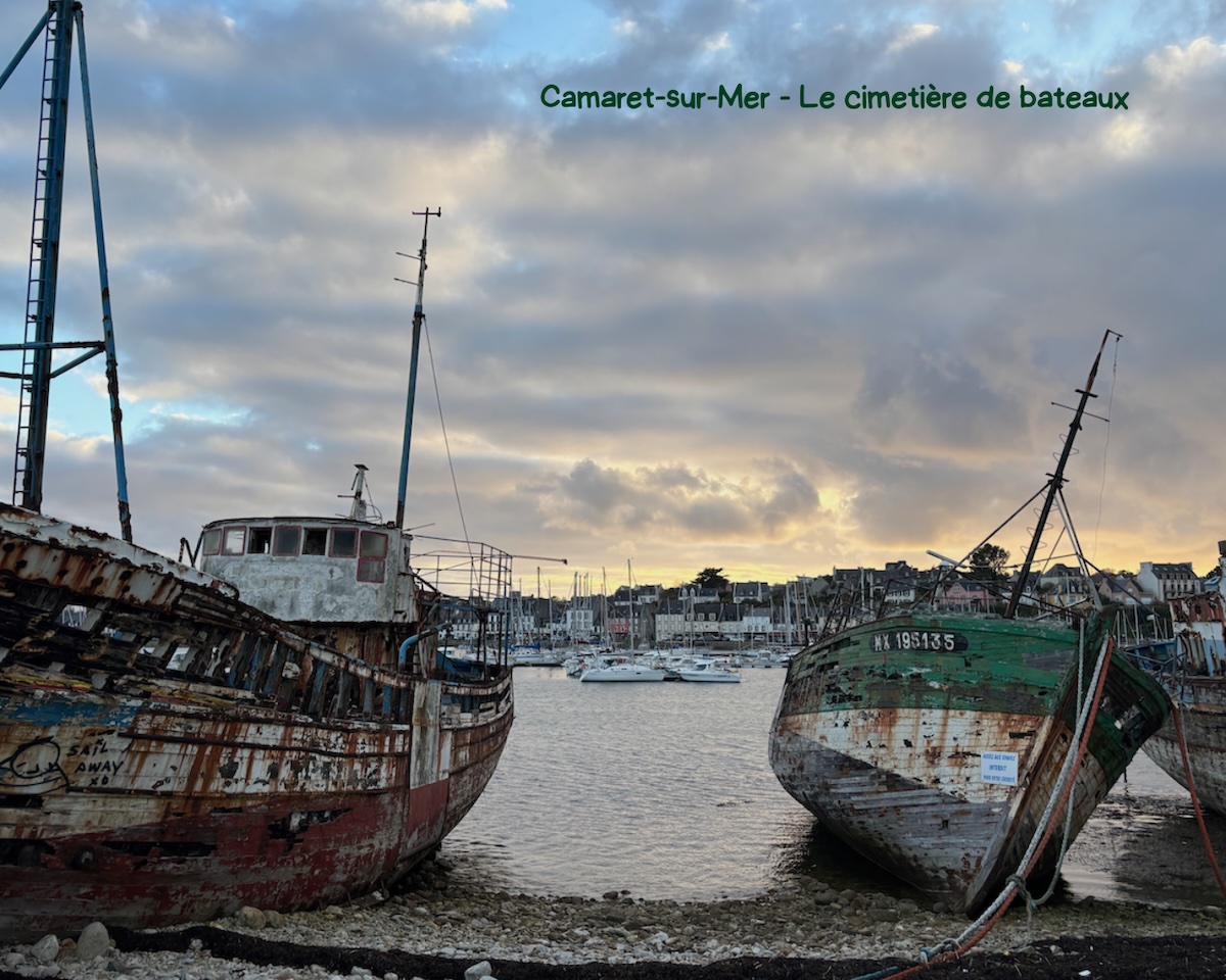 Épaves de bateaux de pêche au cimetière de Camaret-sur-Mer au coucher du soleil