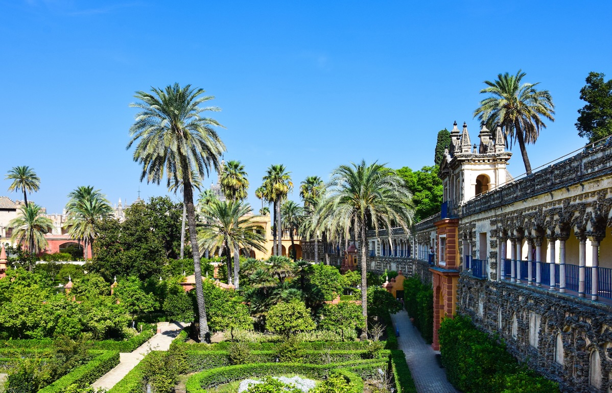 Jardin luxuriant avec palmiers et palais, évoquant l'univers de Salammbô et Carthage