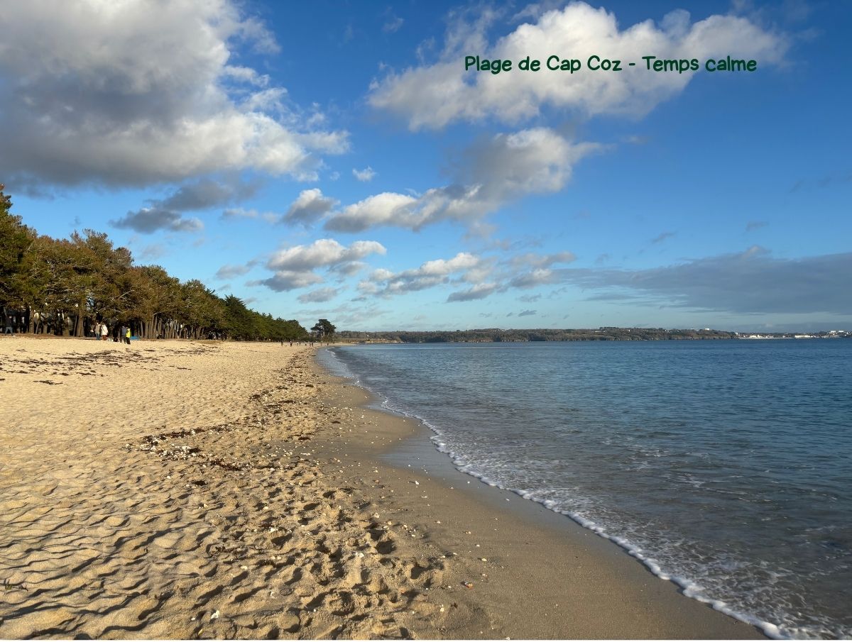 Plage de Cap Coz par temps calme, sable doré et mer paisible sous un ciel bleu hivernal