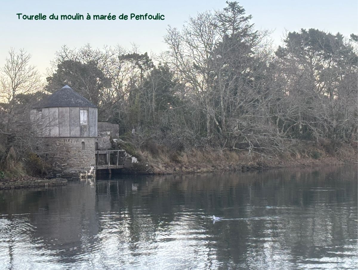 Tourelle du moulin à marée de Penfoulic, pierre ancienne au bord d’une eau calme