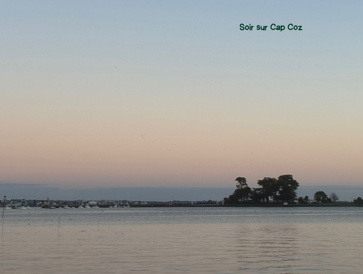Soir d’hiver sur Cap Coz, lumière douce et reflets pastel sur la mer