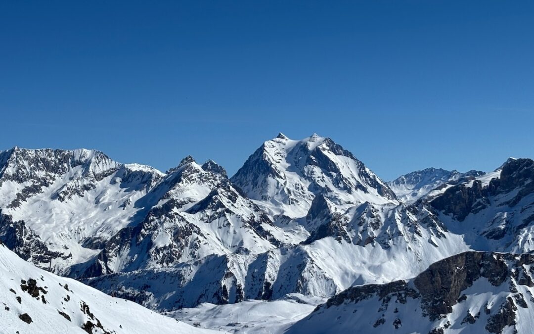 La montagne aux oreilles de chat Contemplation de la Grande Casse depuis le col de la Loze