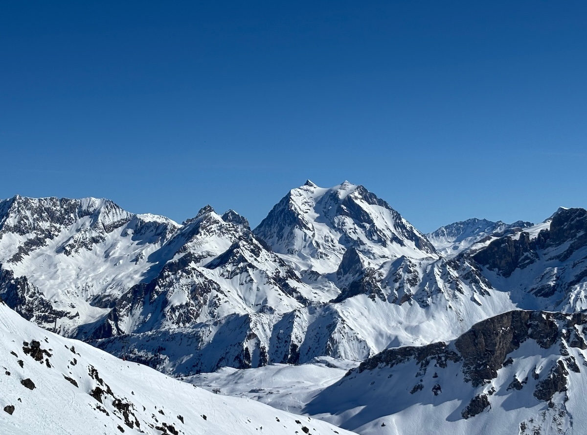 La Grande Casse et les sommets enneigés de la Vanoise sous un ciel bleu d’hiver