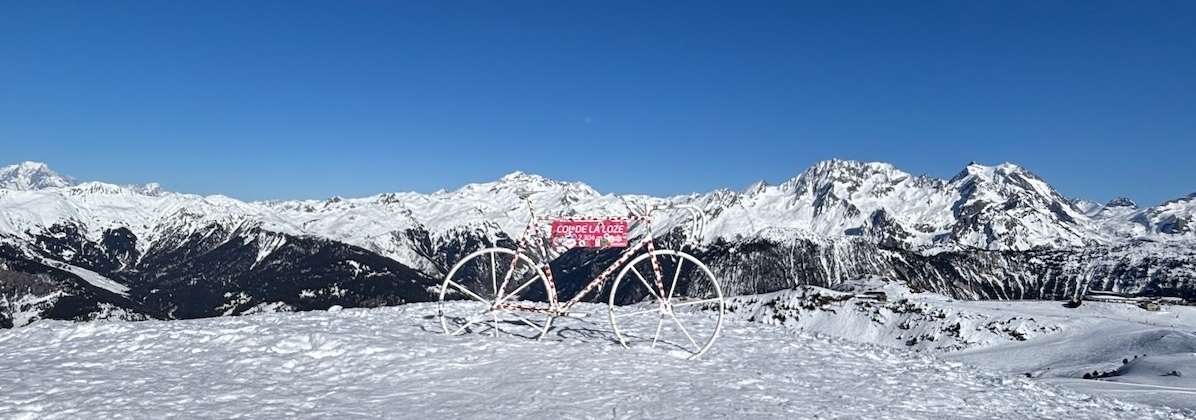 Panorama hivernal depuis le col de la Loze avec le vélo, le Mont-Blanc et les sommets de la Vanoise au loin
