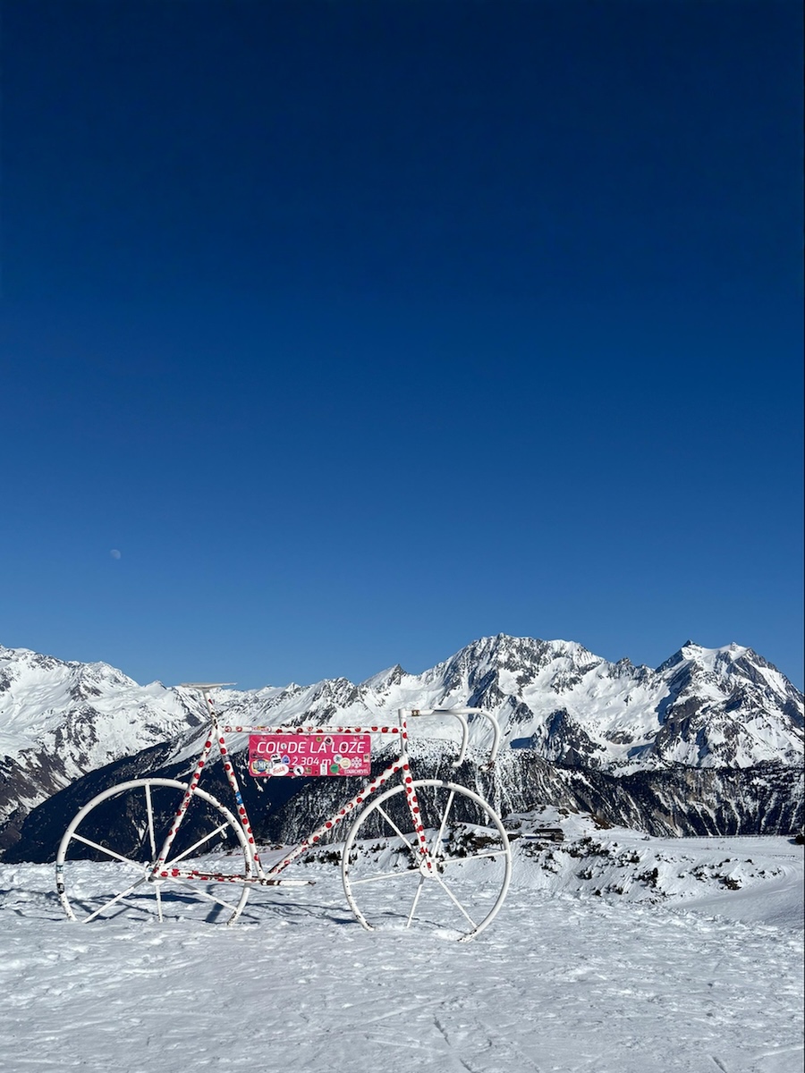 Vélo du col de la Loze devant les sommets enneigés des Alpes, dont La Grande Casse, par grand ciel bleu