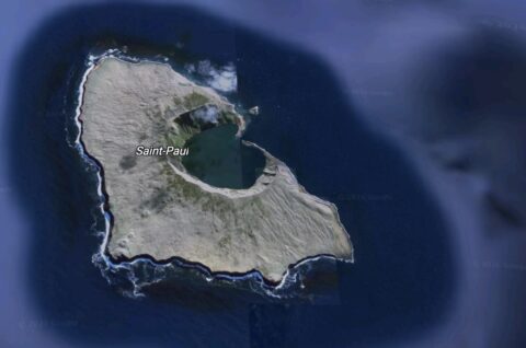 Vue aérienne de l’île Saint-Paul, petit territoire volcanique isolé dans l’océan Indien avec son lac de cratère