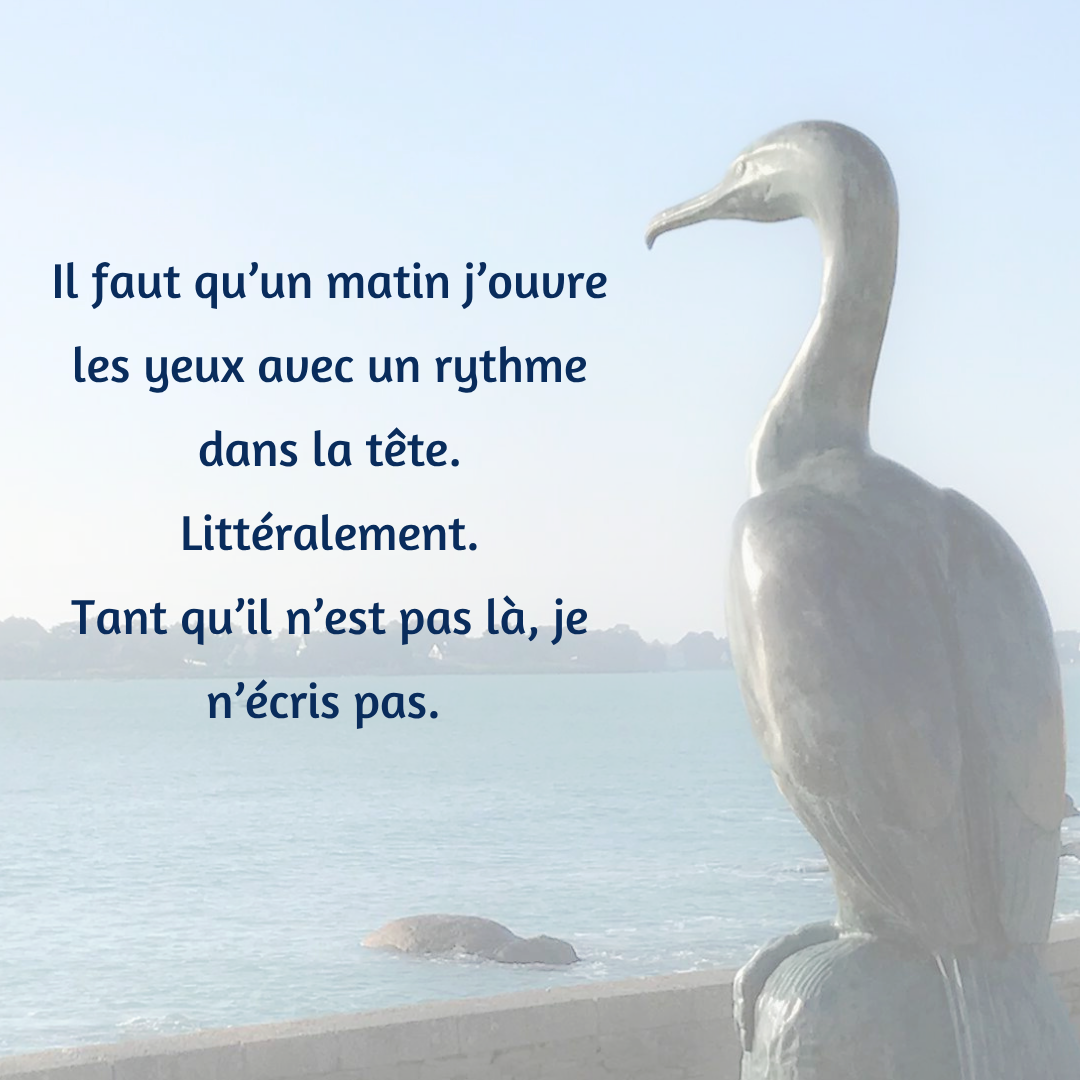 Citation sur la nécessité d'un rythme pour écrire un texte poétique, devant une statue de cormoran face à la mer