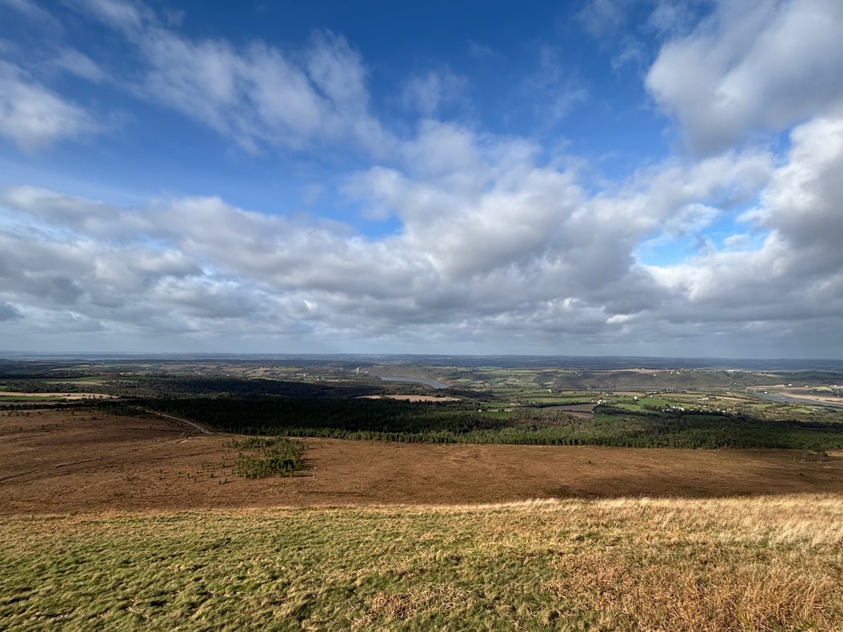 Panorama depuis le sommet du Menez Hom, dominant les paysages du Finistère