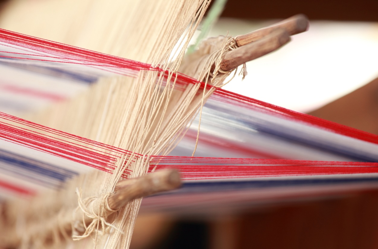 Fils de couleur entrecroisés sur un métier à tisser traditionnel