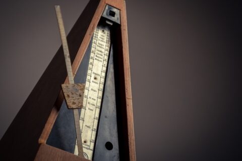 Métronome en bois ancien utilisé pour marquer le rythme musical