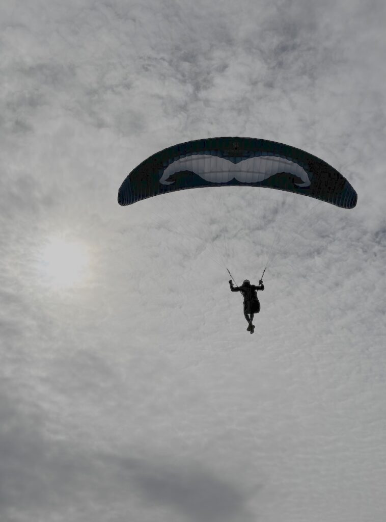 Parapente prenant son envol au-dessus du Menez Hom