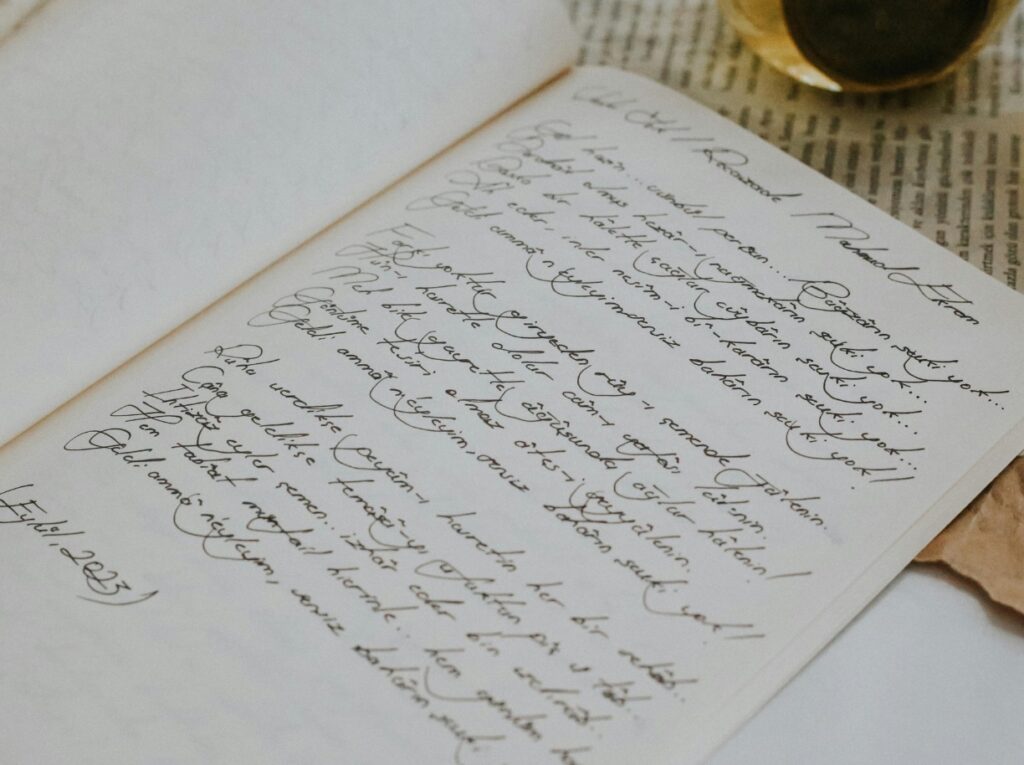 Poème manuscrit dans un carnet d'écriture