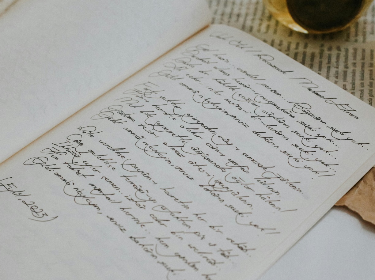 Poème manuscrit dans un carnet d'écriture