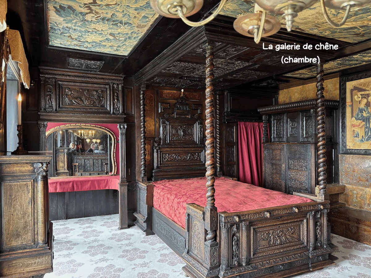La galerie de chêne, côté chambre, à Hauteville House
