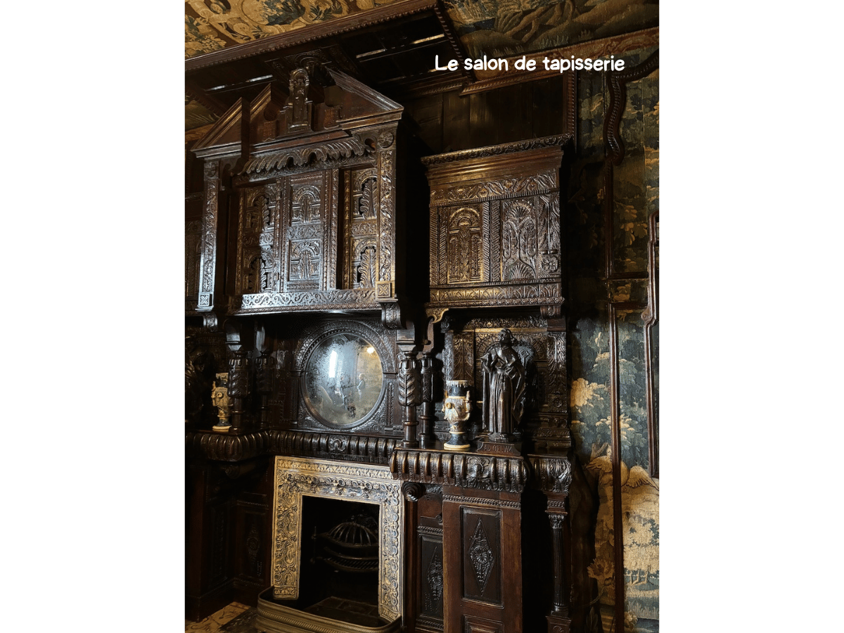 Cheminée monumentale en bois sculpté à Hauteville House