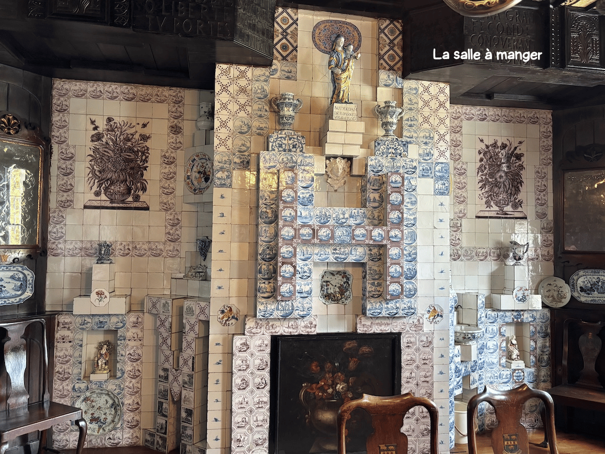 La salle à manger avec ses murs en faïence à Hauteville House
