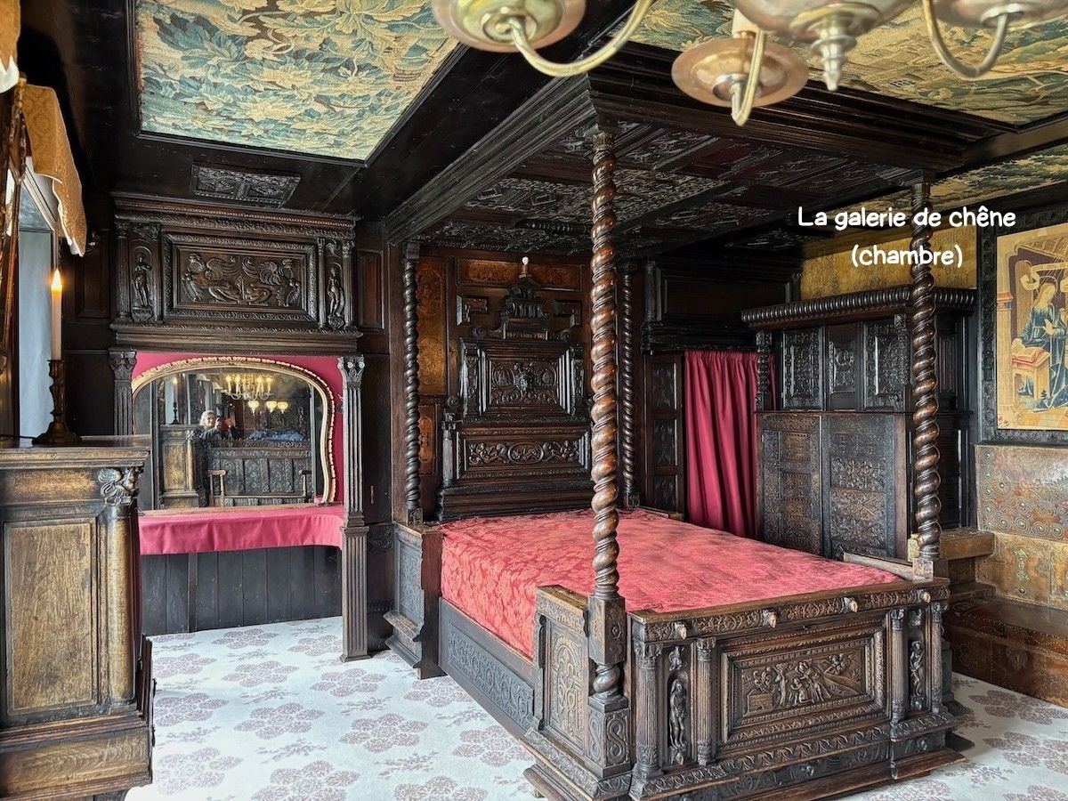 La galerie de chêne, côté chambre, à Hauteville House
