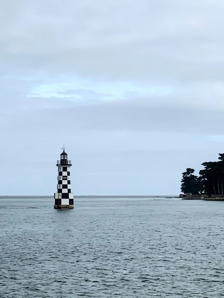 Phare de la Perdrix à l’entrée de l’estuaire entre l’Île-Tudy et Loctudy